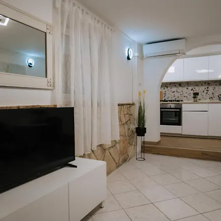 Nord2 S Romanticnom Privatnom Terasom Ρόβινι